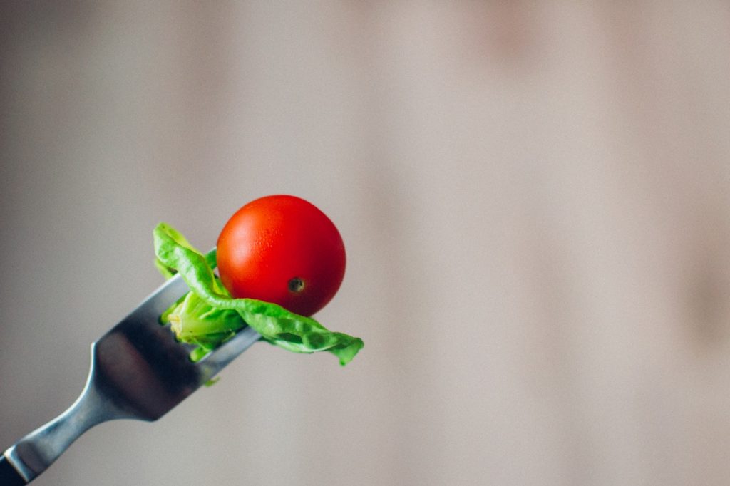 食べる　小食イメージ　トマト　フリー素材